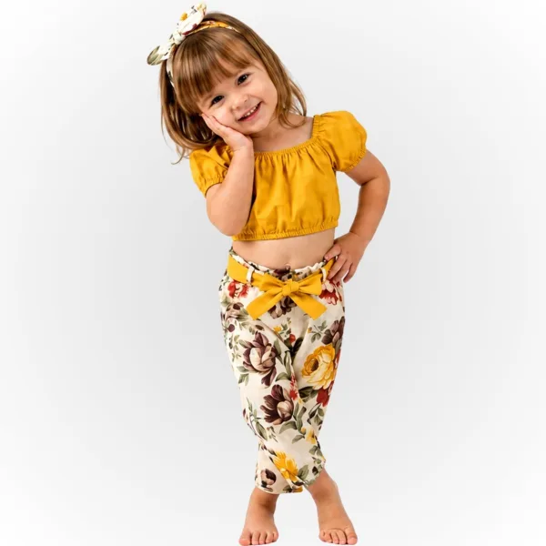 Conjunto Infantil Floral com Cropped Amarelo  Calça Estampada e Laço de Cabelo